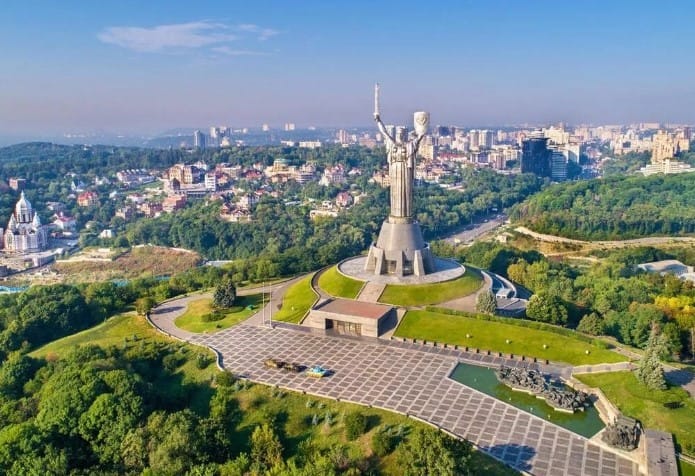 Başkent Kiev adeta paklar içerisine kurulmuş bir şehir gibidir.
