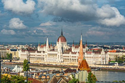 Aerial shot of Hungarian Parliament Building in Budapest, Hungary under a cloudy sky Budapeşte'de Macaristan Parlamento Binası'nın havadan görünümü