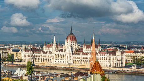 Aerial shot of Hungarian Parliament Building in Budapest, Hungary under a cloudy sky Budapeşte'de Macaristan Parlamento Binası'nın havadan görünümü