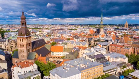 Beautiful aerial view of Riga, Latvia on a cloudy day Riga şehir merkezinin havadan görünümü, Letonya