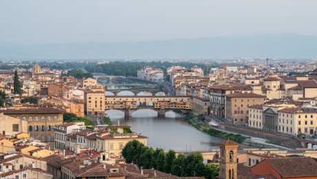 Beautiful shot of the Ponte Vecchio in Florence, Tuscany, Italy Floransa'da Ponte Vecchio köprüsü, İtalya