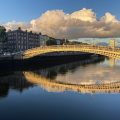 Dublin'de Liffey Nehri üzerindeki Ha'penny Köprüsü, İrlanda