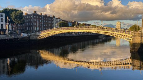 Ha’penny Bridge over the Liffey river at sunset, Dublin, Ireland Dublin'de Liffey Nehri üzerindeki Ha'penny Köprüsü, İrlanda